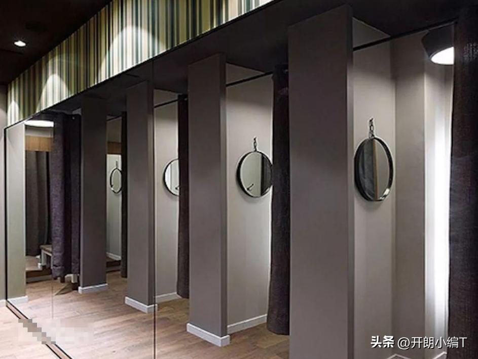 担忧！女生试衣遭陌生男性拉帘暴露下身