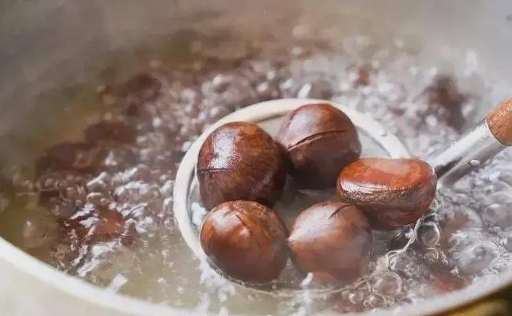 板栗壳怎么剥最简单,学会这个小窍门板栗香甜又好剥