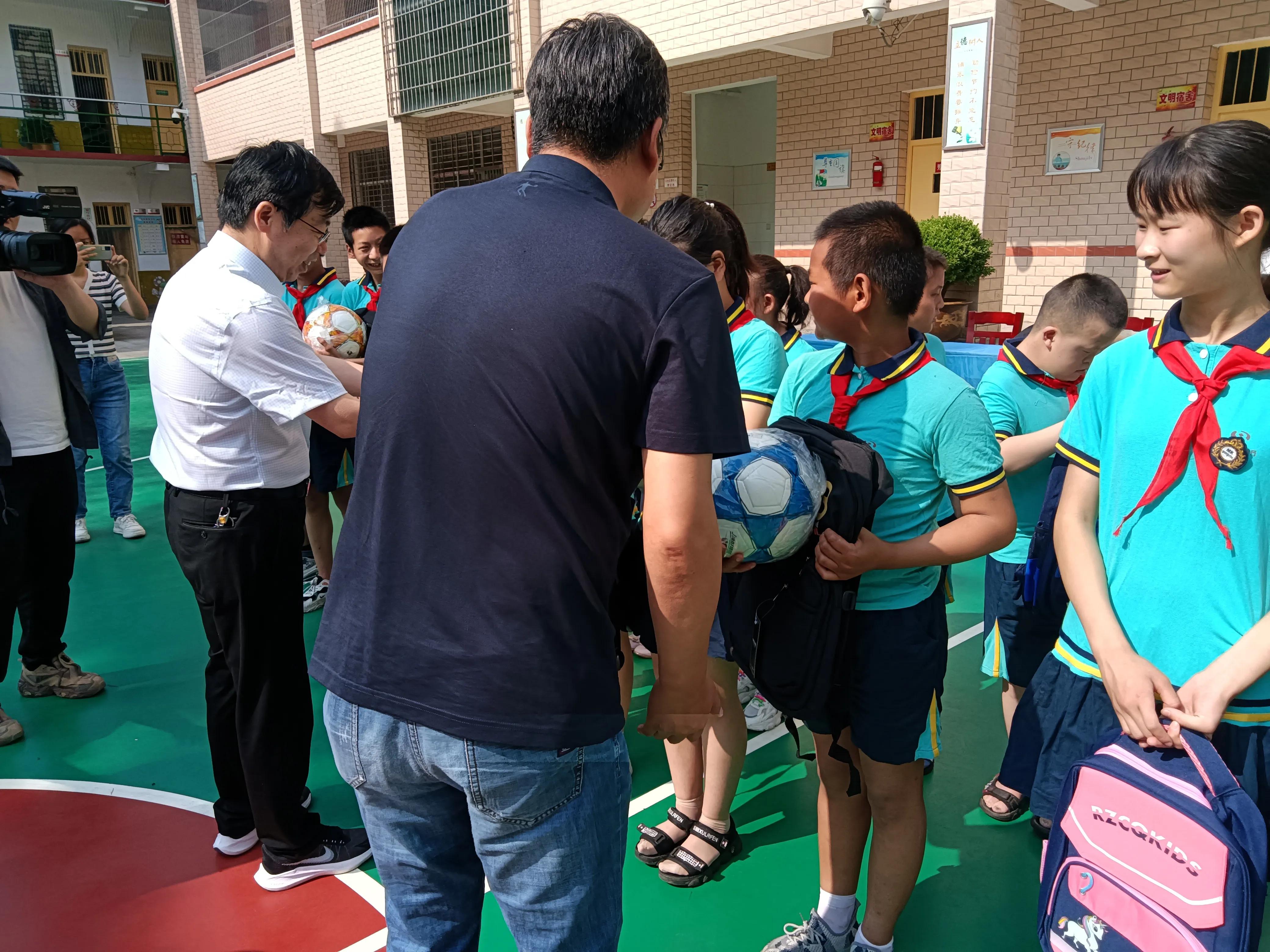 爱心助学庆六一活动,情暖童心共筑未来庆六一关爱活动