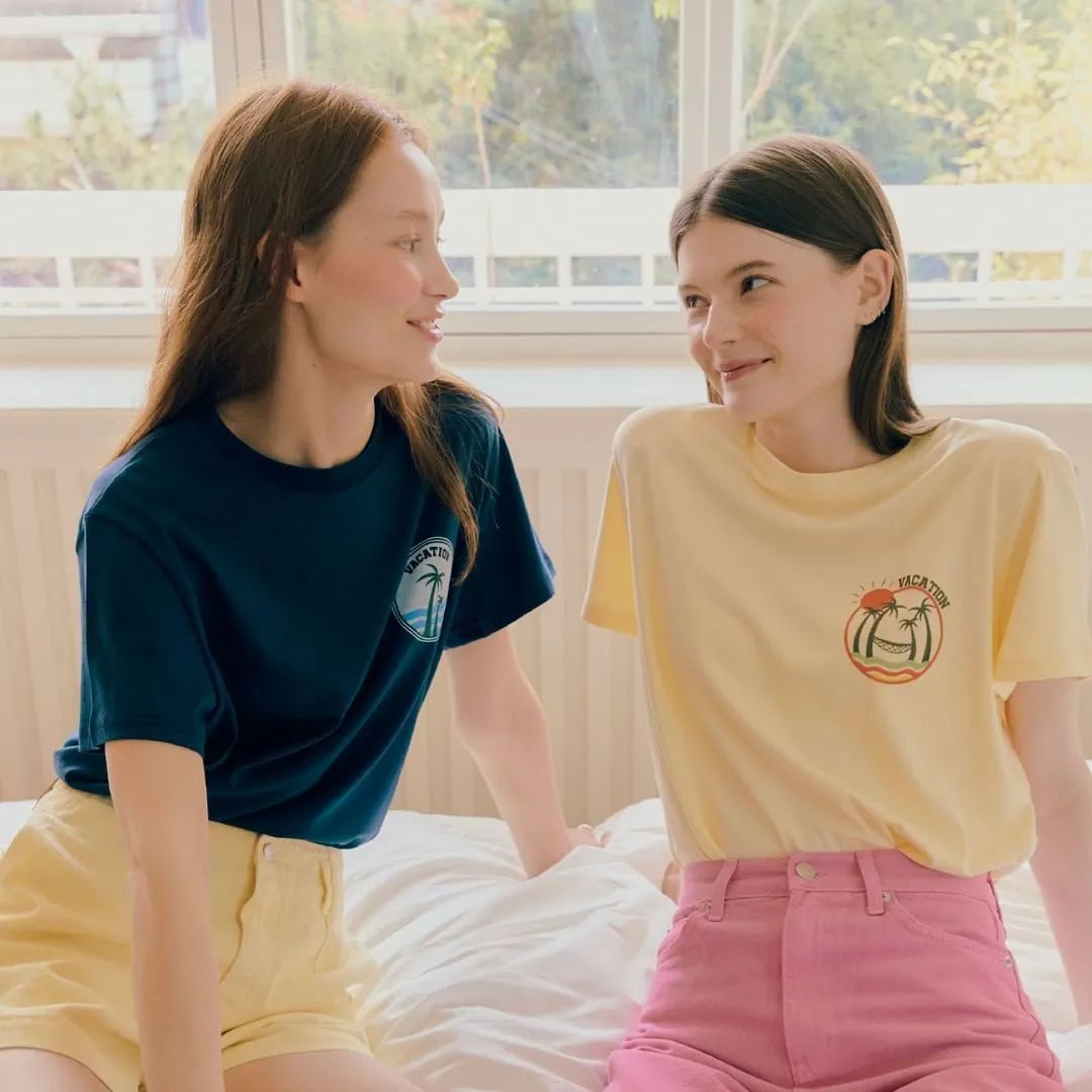 彩色大t恤怎么穿好看,今年时髦宽松t恤