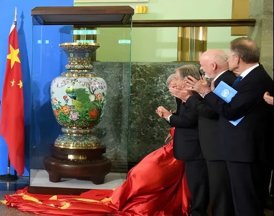 一件景泰蓝十件官窑器说明什么,景泰蓝和瓷器收藏价值