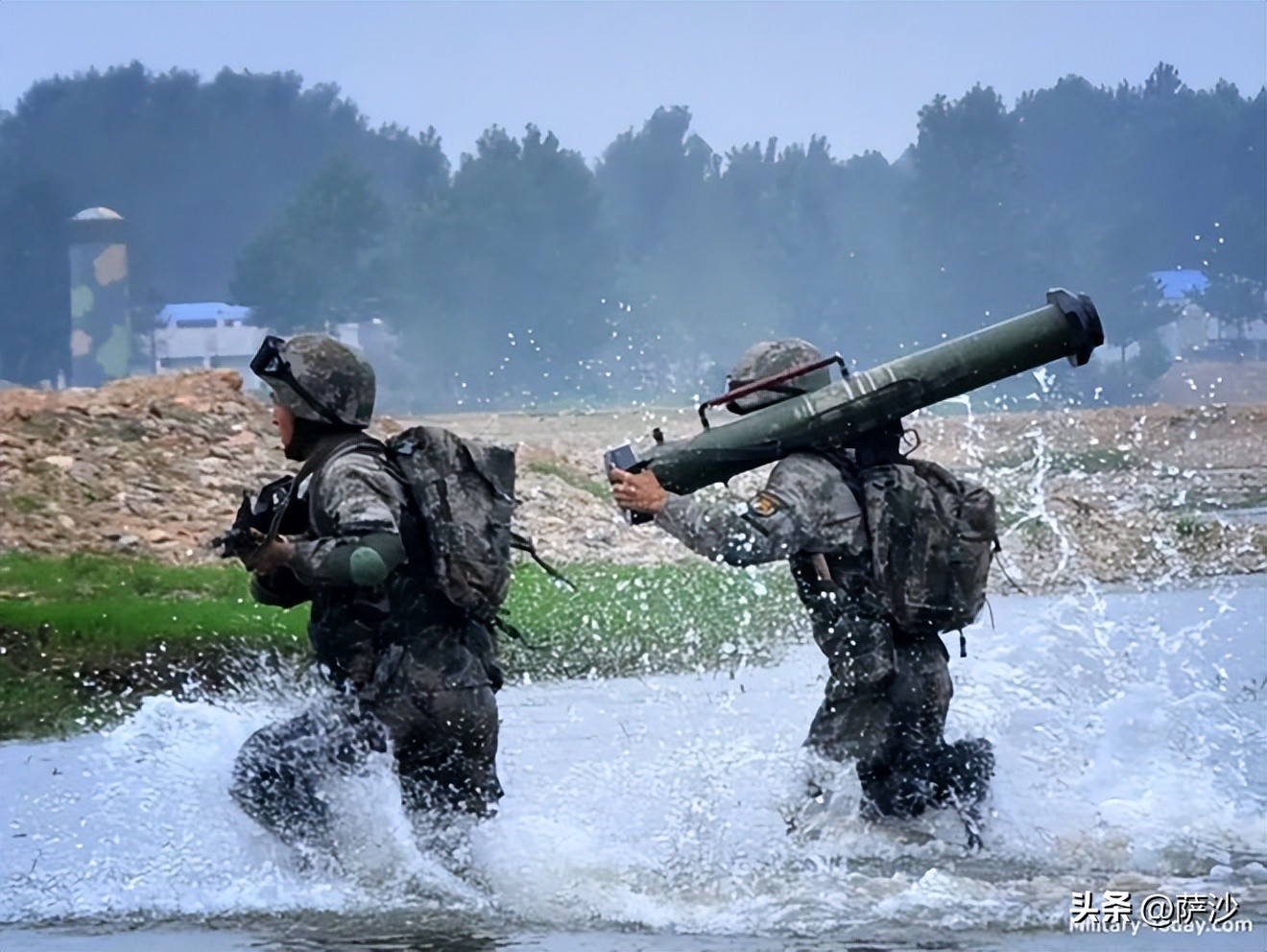 80年代部队使用的130火箭炮,中国83式履带122毫米火箭炮