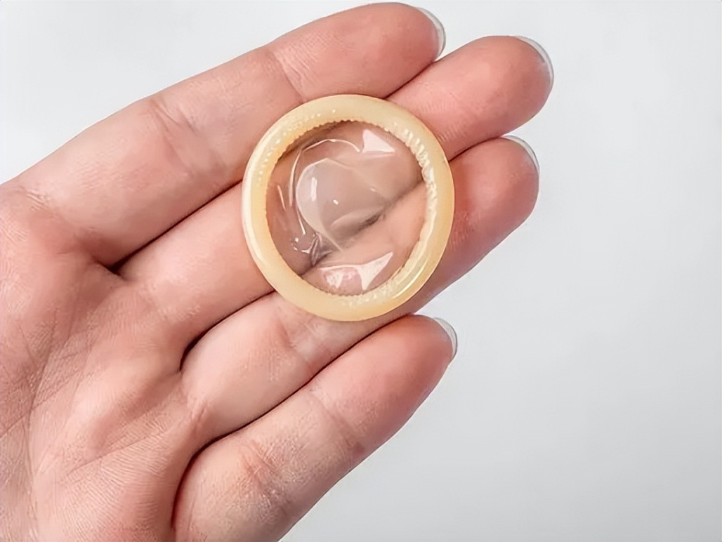 为什么男人不喜欢戴首饰,为什么男人都不喜欢戴戒指