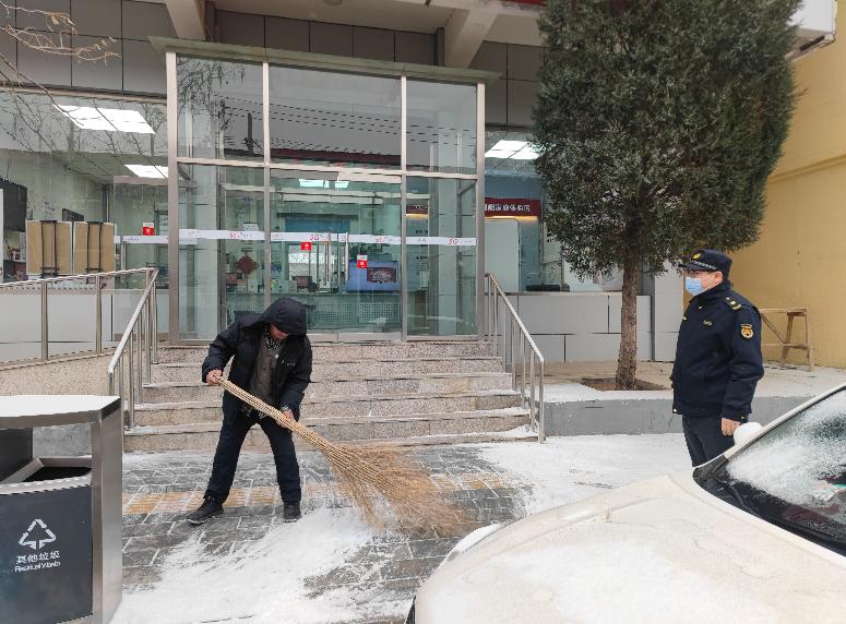 雪天保路通畅，他们积极“应战”！