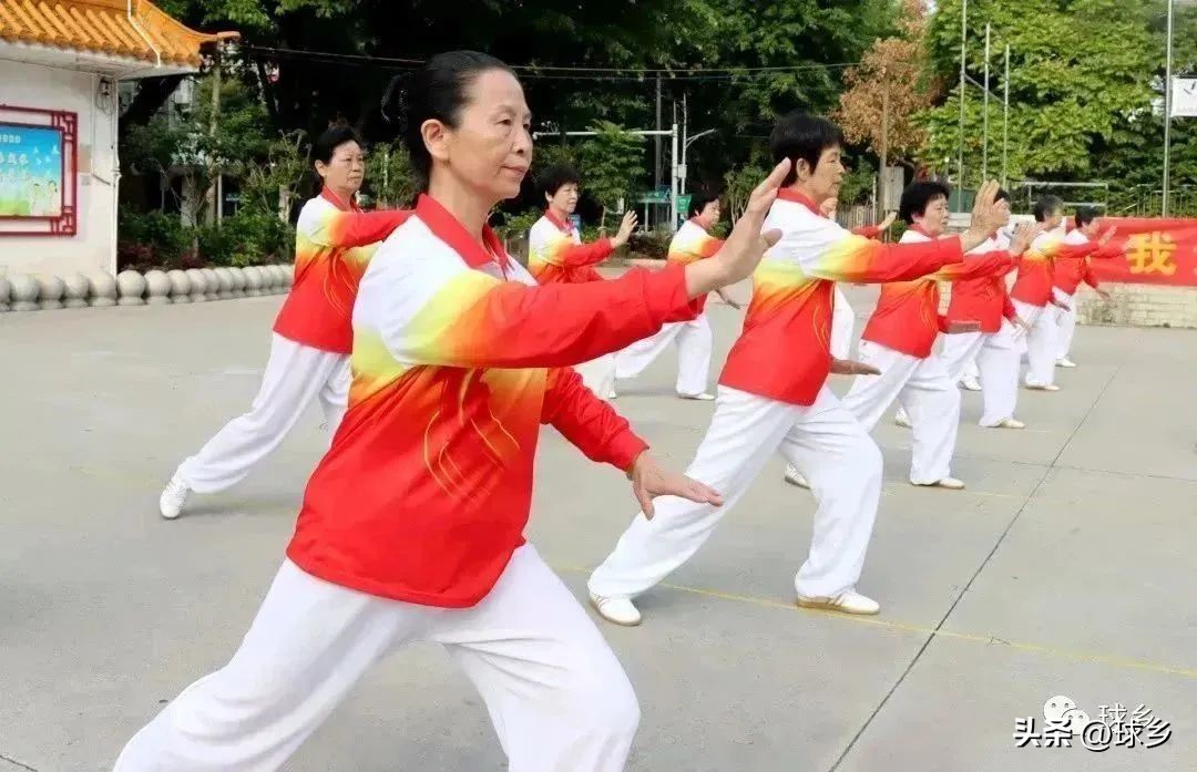 全民健身日太极进社区,健康服务进社区免费体检暖人心