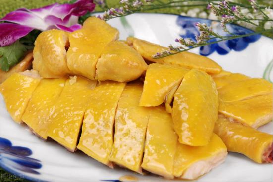 白切鸡煮出来鸡皮不黄发白,白切鸡直接水煮