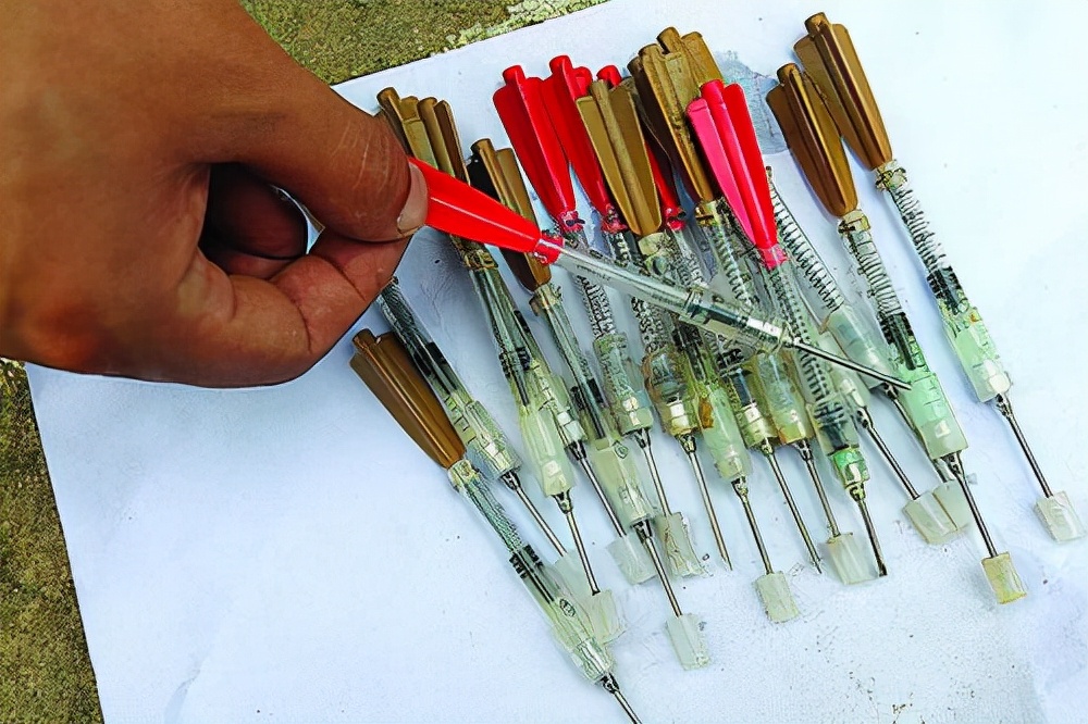 毒狗针究竟有多毒？专家：毒狗针有几种，有一种毒死的狗千万别吃