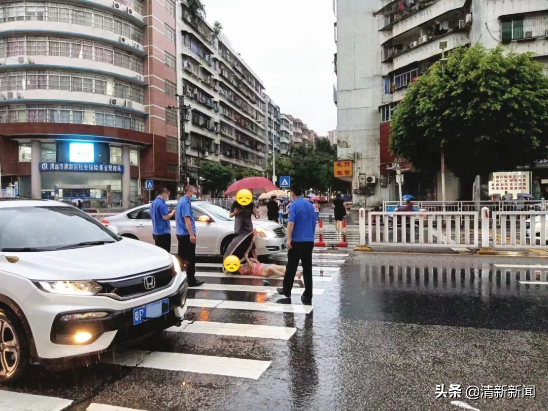 凌晨下暴雨刮风大货车被掀翻,下暴雨交通事故