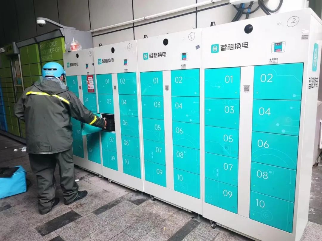 太暖心！智租换电助力“离沪潮”，骑手免费接送群众返乡