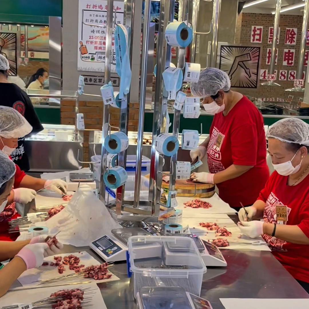 越晚来越好的超市模式烧烤小串儿，人手一个小炉子，夜宵档...