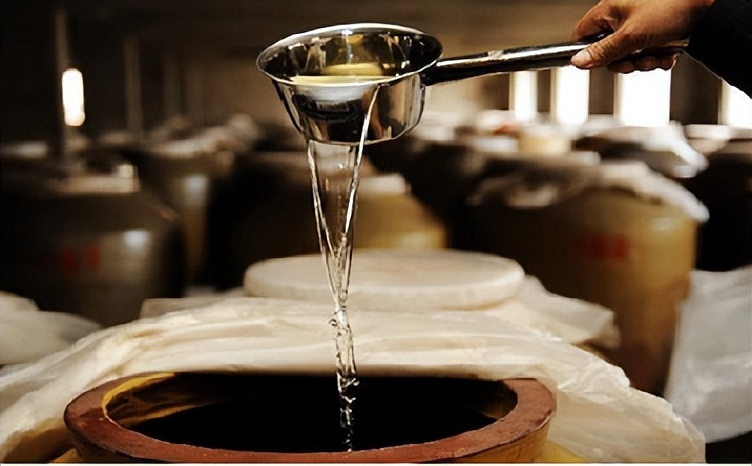 97香港回归纪念版赖茅市场价,97年香港回归赖茅特制酒2斤多少钱