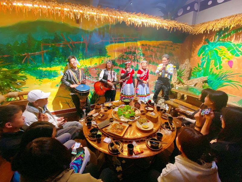 浜戝崡鎬掓睙鍗佸ぇ蹇呭悆缇庨,浜戦鍝佸皾鑸屽皷涓婄殑绾㈡渤