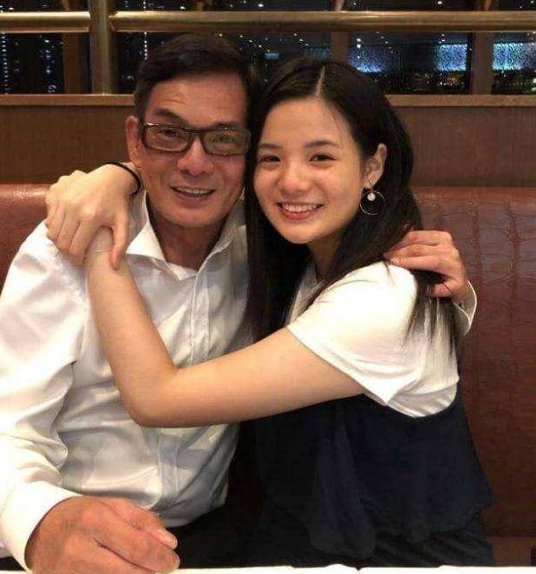 父女之间亲嘴的危害,父女亲脸拥抱违法吗