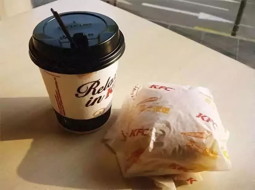 百子湾女模告诉我，晚上有人在她家门口放低温蜡烛，令我大开眼界