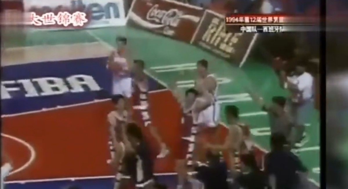战胜巴西西班牙挺进四强,姚明带队的中国男篮