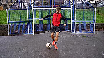 花式足球技巧之脚下转移大法,三个实用的花式足球技巧