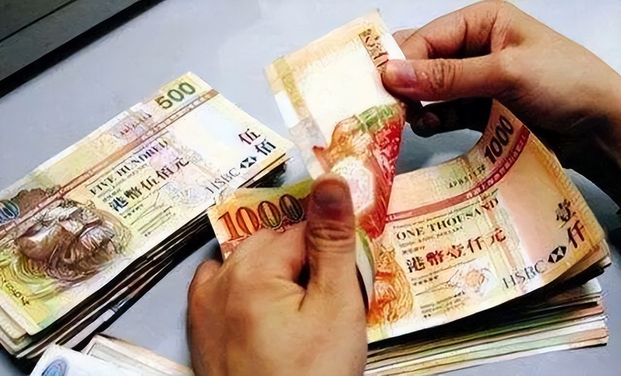 “西化”港女移居台湾幻想被众星捧月却沦为遭抛弃的过气港人