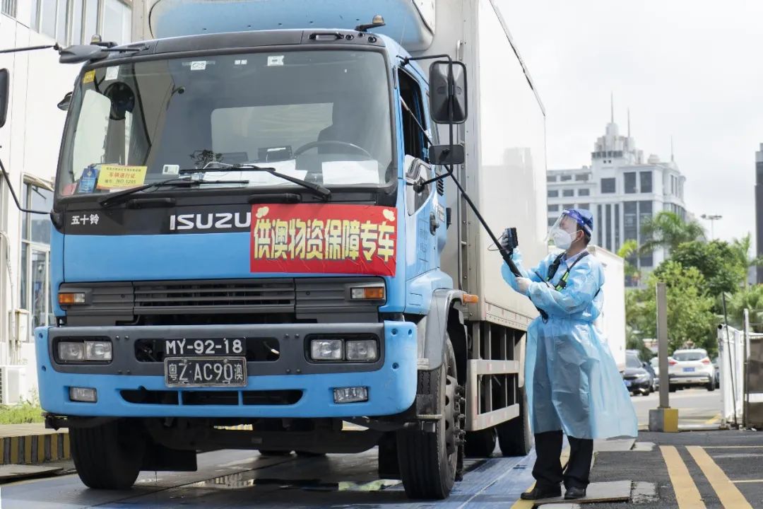 移民管理警察值守边境一线,移民管理警察雨中为群众撑伞