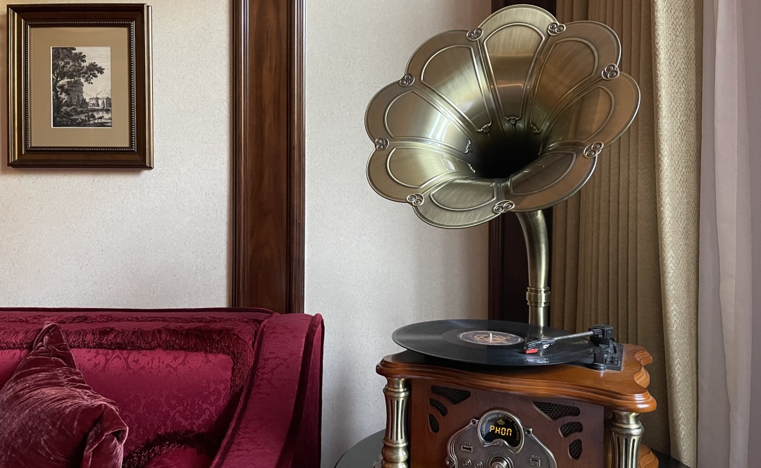 宾馆酒店房间都标配的音箱,顶级酒店房间里的音响