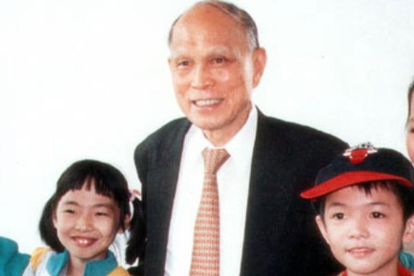 1923年出生的霍英东，身为一名商人，为何可以享受国葬待遇