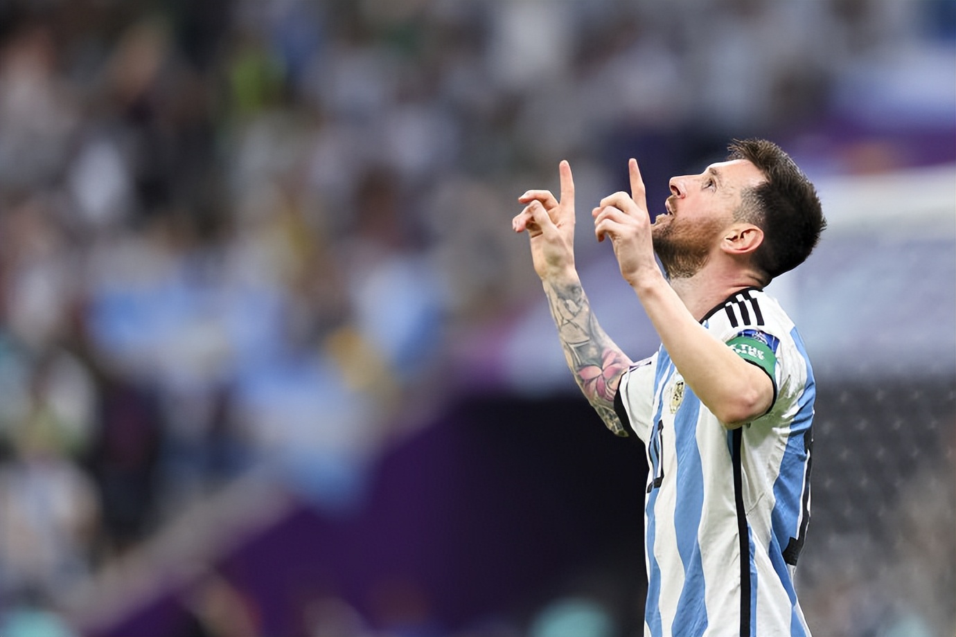 梅西指天缅怀马拉多纳,梅西进球球迷激动落泪