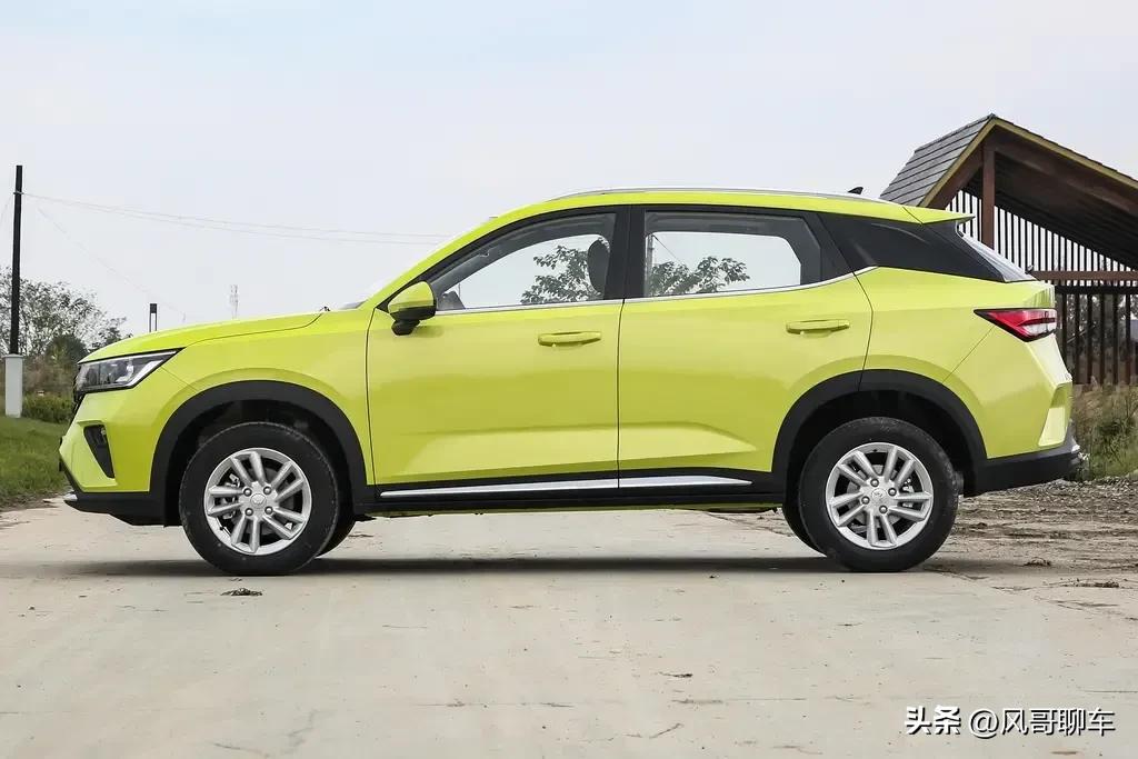 五菱推出“神车”星驰，5万多元SUV，油耗6.4升，配置给这么多？