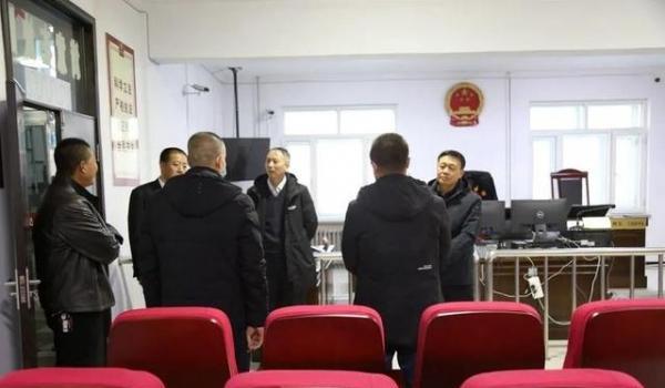 一男子按不雅视频进行夫妻生活，妻子忍受不了，用斧头将男子砸死