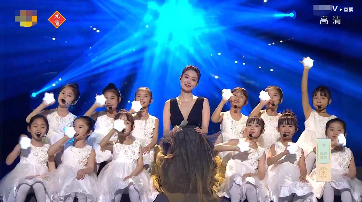 湖南元宵晚会：张小斐深V开到肚脐，AB假唱明显，50岁杨钰莹赢了