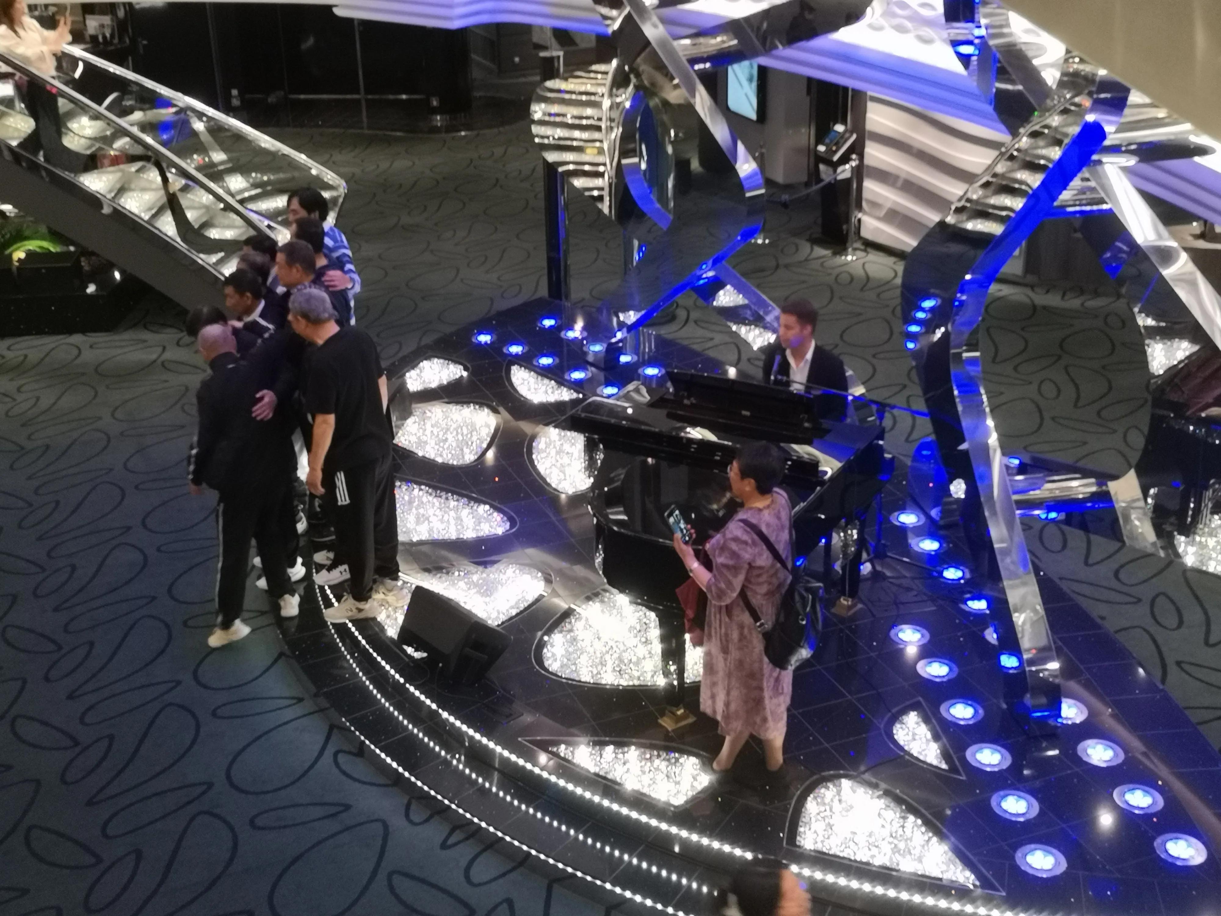 乘坐荣耀号邮轮,上海荣耀号邮轮首航大妈