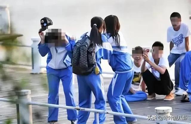 13岁女孩遭残忍施暴10小时,被扒光扔草地羞辱,家属收到被虐视频