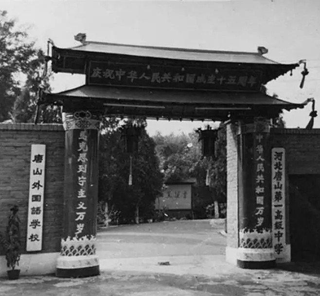 1949年，毛主席进北平时的一组老照片，穿着军棉大衣气场强大