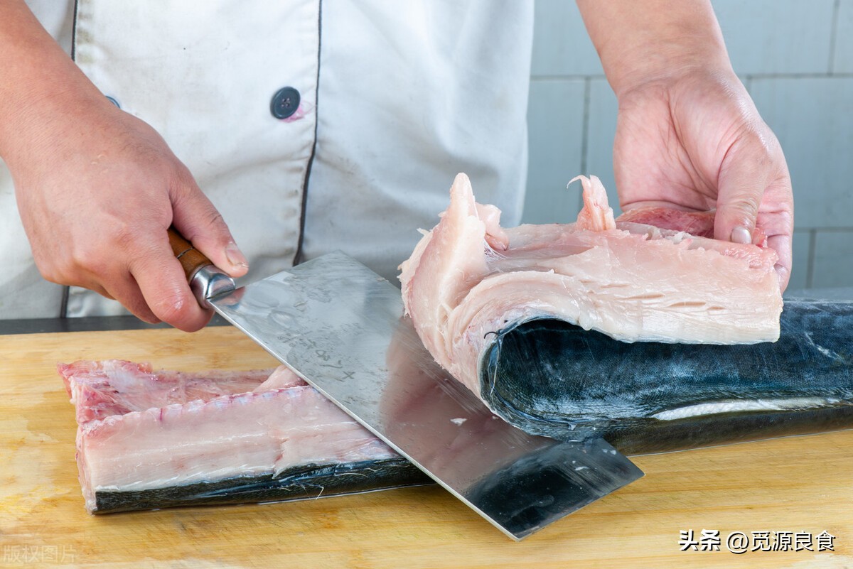 买鲅鱼选择黑尾巴好还是黄尾巴好,买鲅鱼咋分公母