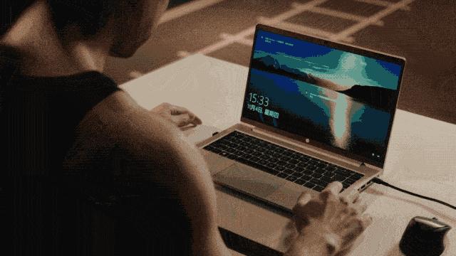 正面硬扛350斤杠铃足球飞射花式滑板，结局看傻了