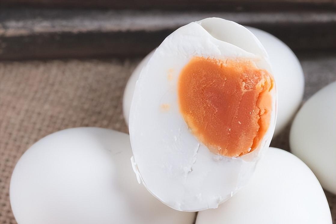 腌咸鸭蛋熬水,腌咸鸭蛋盐水需要怎么烧盐化的快