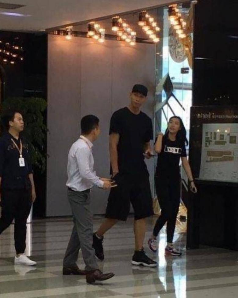 易建联与娇妻荆灵图片,易建联身价上亿迎娶巴西宝贝