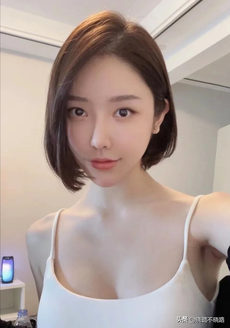 头发不要留黑长直也别留超短发,超短发不显老的烫发