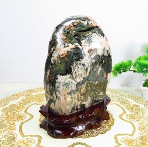 2017年男子捡一“熊猫奇石”,价值百万以上的熊猫奇石