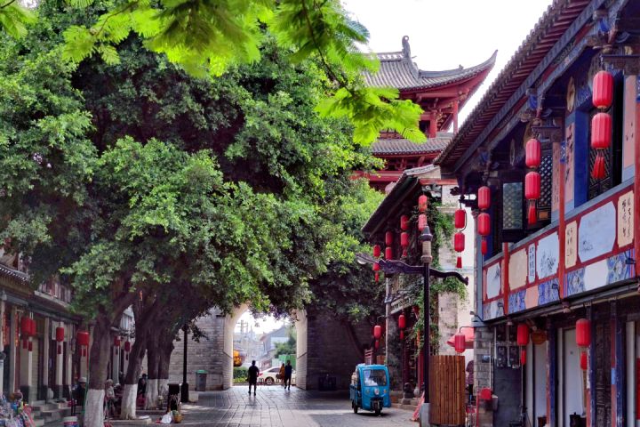 这座好吃好玩好住的云南小城，我劝你一定早点去