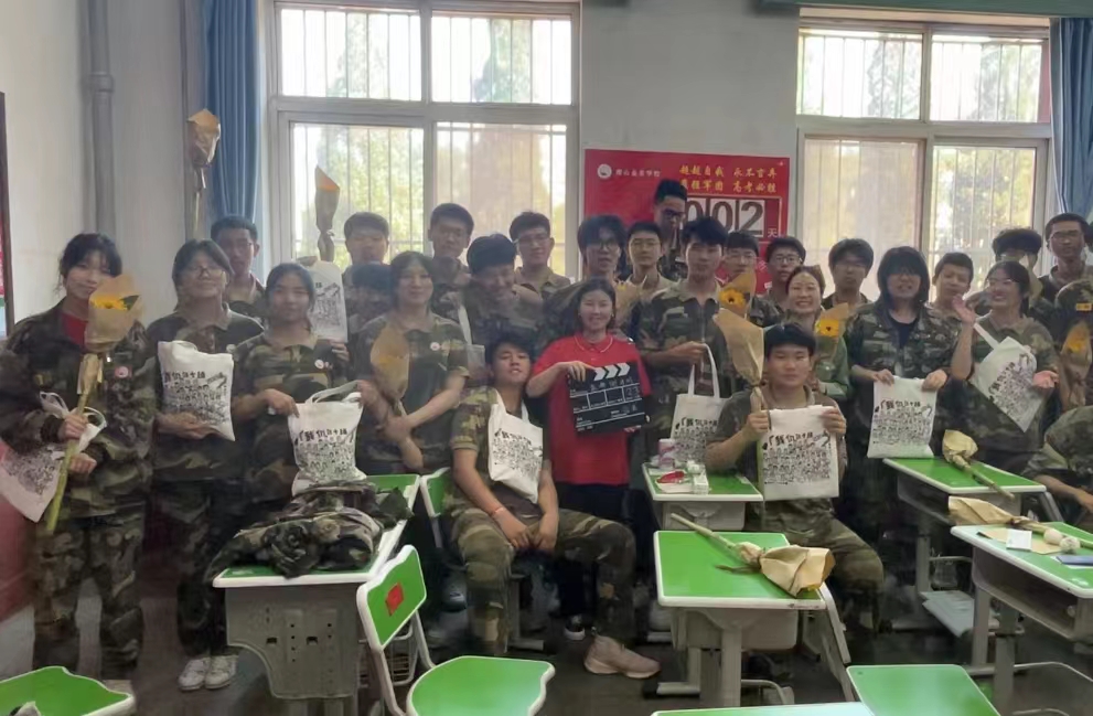 唐山：王老师的“暖心书包”