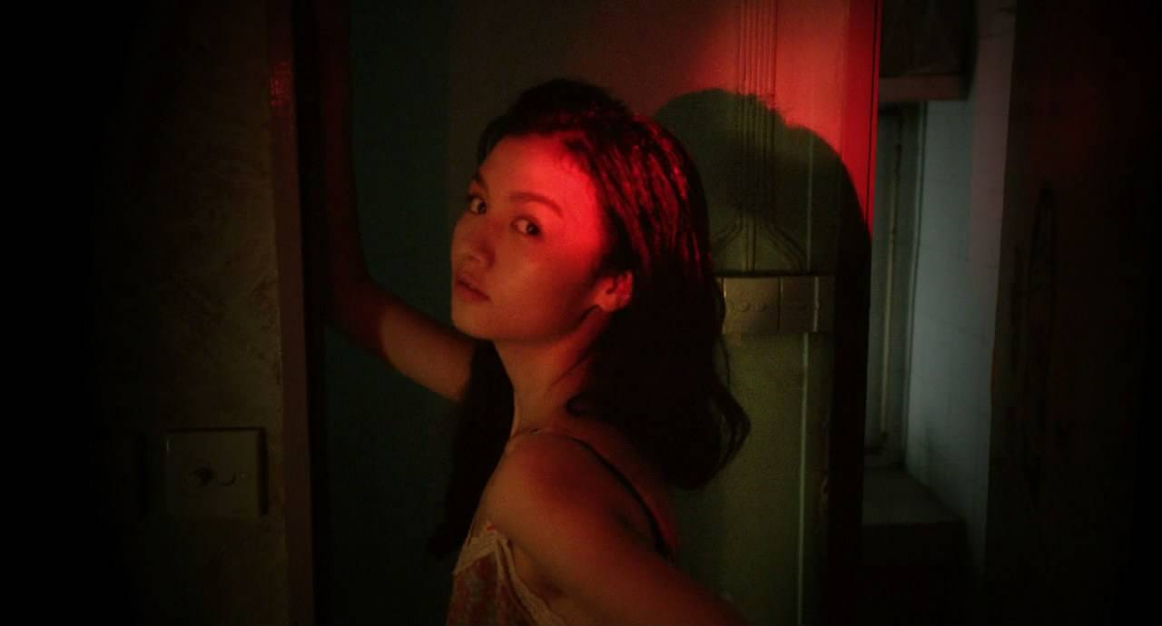 签下协议抽身难！女大学生如何一步步误入“花场”？揭秘花场*局骗**