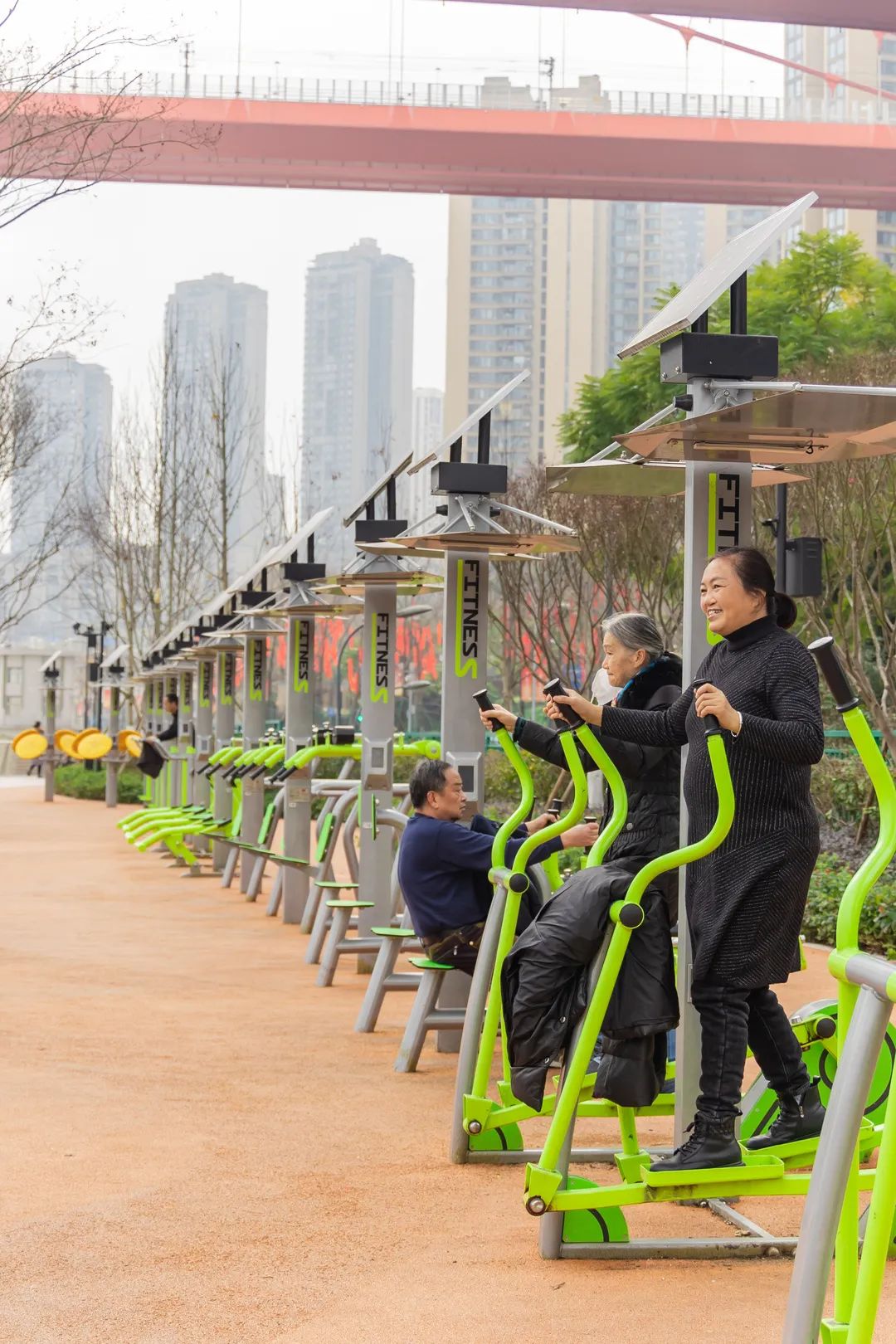 踩细沙、捧江水…来滨江公园邂逅浪漫