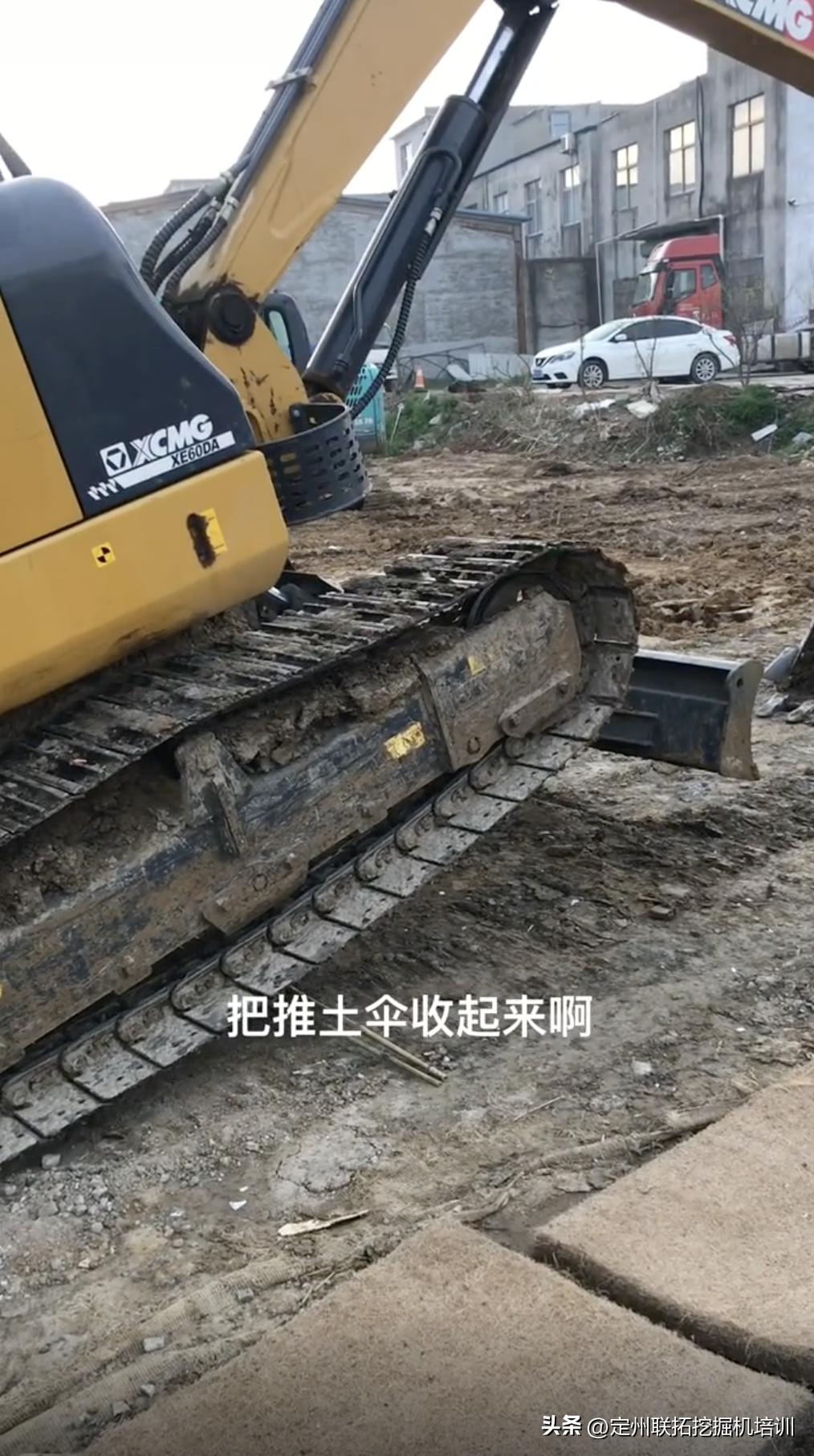 挖掘机跨障碍物教学视频,挖掘机单边过障碍物