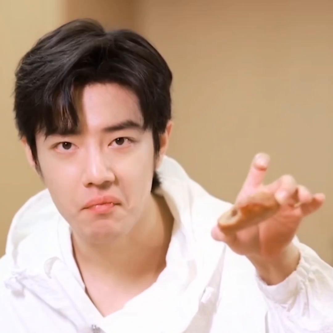 肖战笑得流口水,王一博看肖战撩人咽口水