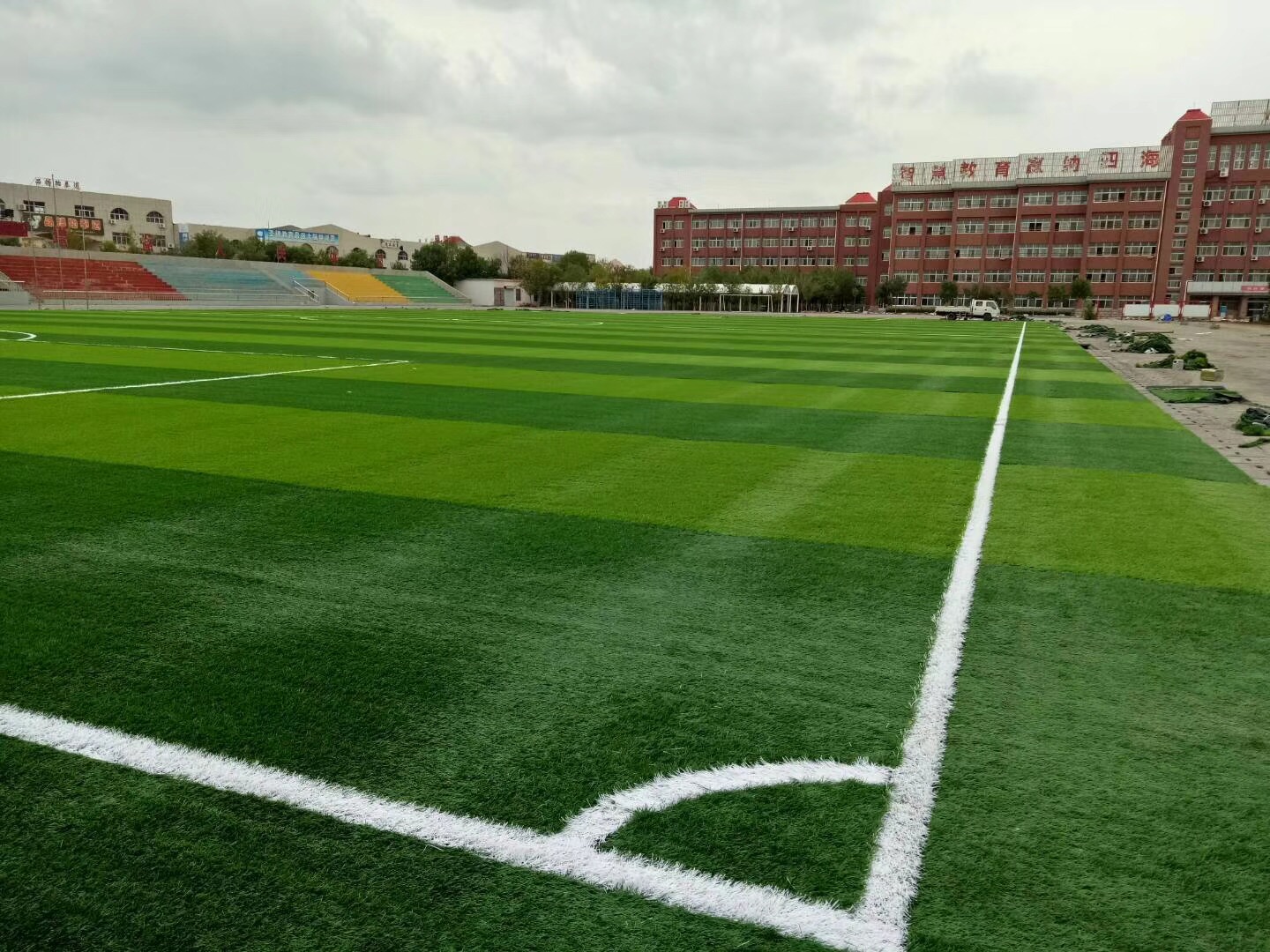 南阳足球场人造草坪报价,学校足球场人造草坪价格