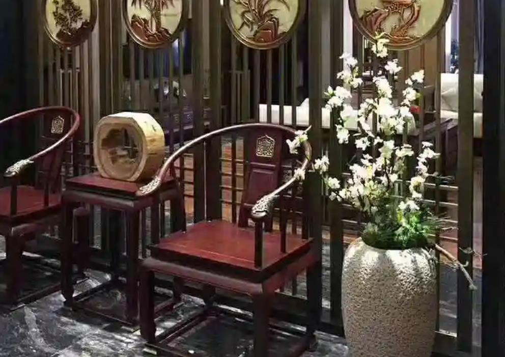 二家并一家的坏处,二家并排大门有高低风水有影响吗