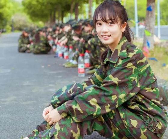 军训时教官逼学员喝烟灰水后续,校园回应教官逼学校喝烟灰水