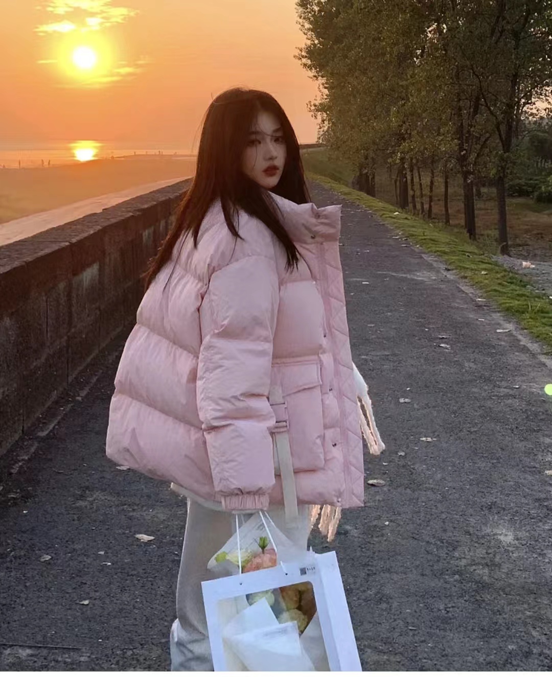 冬季穿什么颜色的羽绒服最百搭,流行的冬季羽绒服颜色搭配