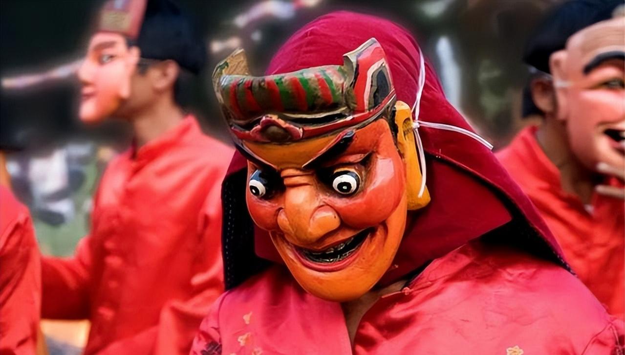 贵州80岁老人隐居深山打造古城,贵州一老人隐居在古堡30年