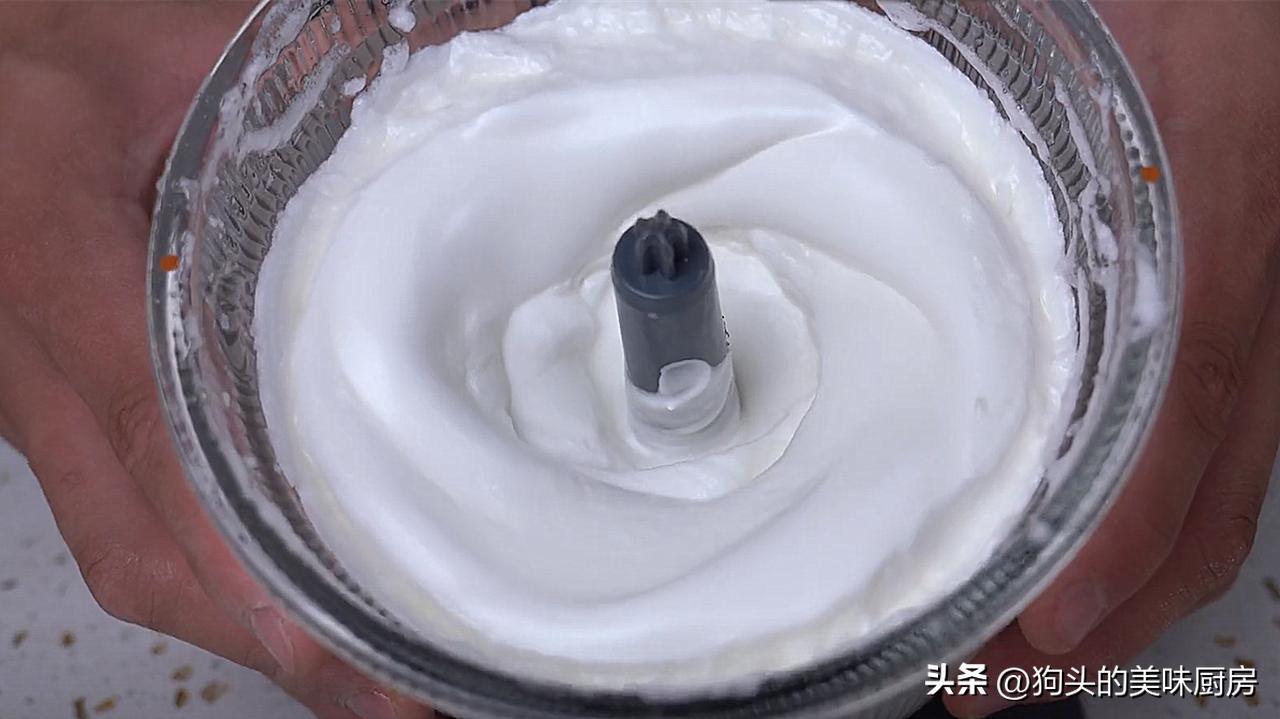 鸡蛋放绞肉机里做蛋糕,把鸡蛋放入绞肉机