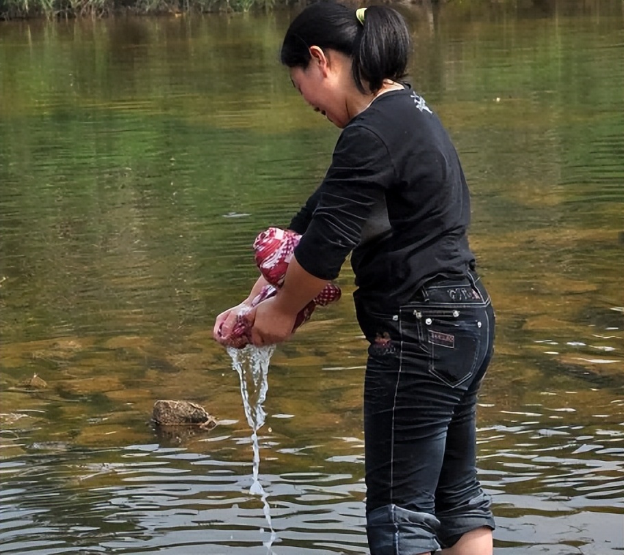 农妇洗衣服,农妇河边洗衣服引争议